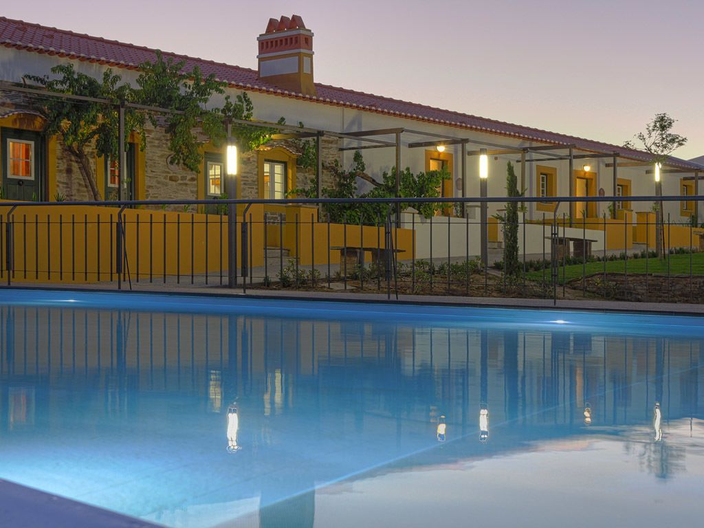 Piscine extérieure, chaises longues