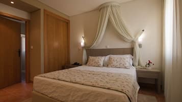 Double Room, Private Bathroom | Premium bedding, desk, soundproofing, free cribs/infant beds