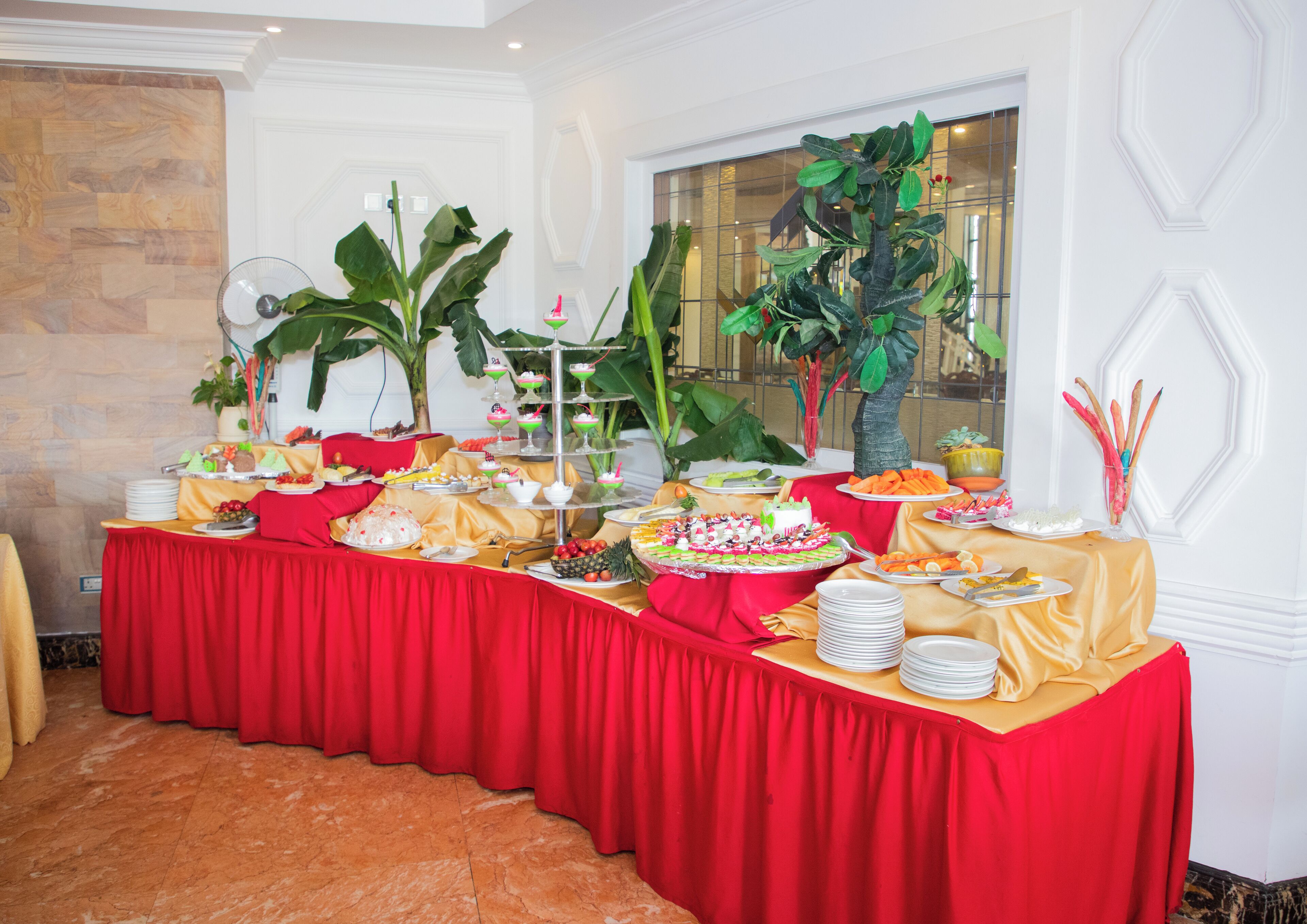 3 restaurants, breakfast, lunch, dinner served; international cuisine