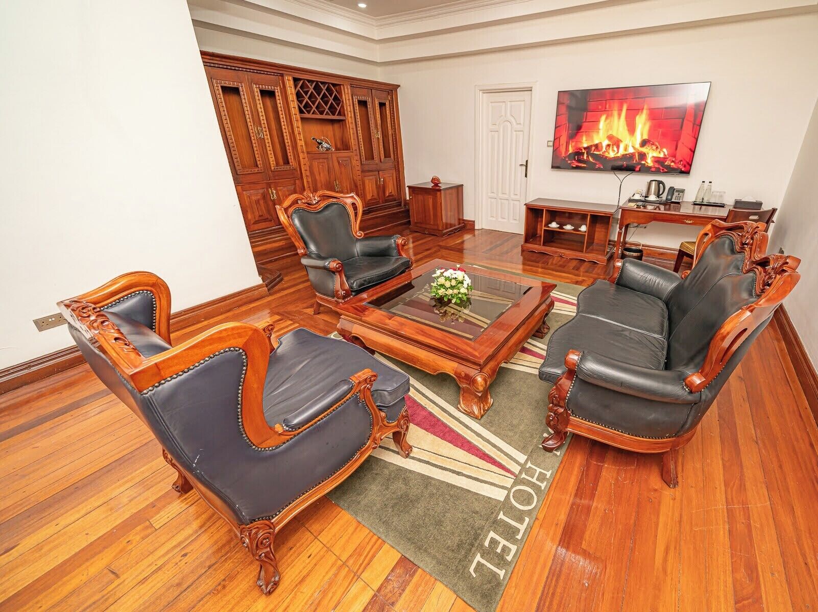 deluxe suite | living area | 32-inch flat-screen tv with cable channels, tv