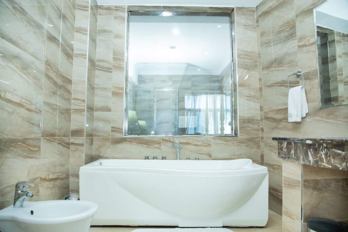 executive suite | bathroom | free toiletries, hair dryer, bathrobes, slippers