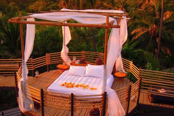 Ropa de cama de alta calidad y caja de seguridad en la habitación