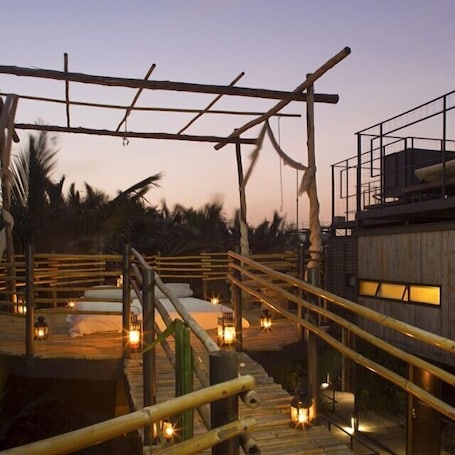 Ropa de cama de alta calidad y caja de seguridad en la habitación