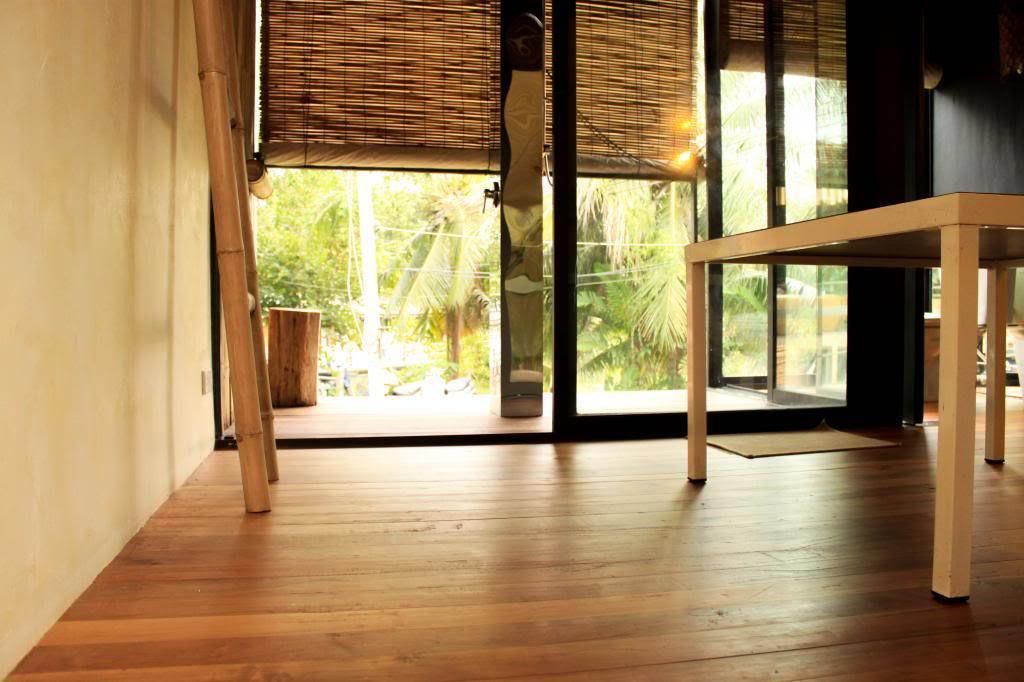 Suihku, hiustenkuivaaja, kylpytakit, tohvelit