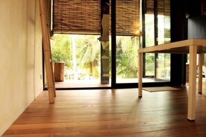 Een douche, een haardroger, badjassen, pantoffels