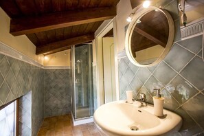 Dusj, toalettartikler (inkludert), hårføner og badekåper