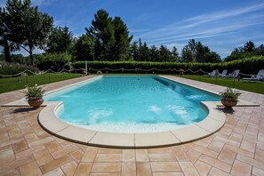 Utendørsbasseng og solsenger