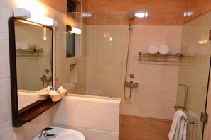 Shower, free toiletries, slippers, towels - Eagle Palace Hotel (Nakuru)
