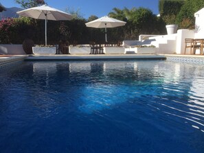 Außenpool, geöffnet von 08:00 Uhr bis 20:00 Uhr, Liegestühle