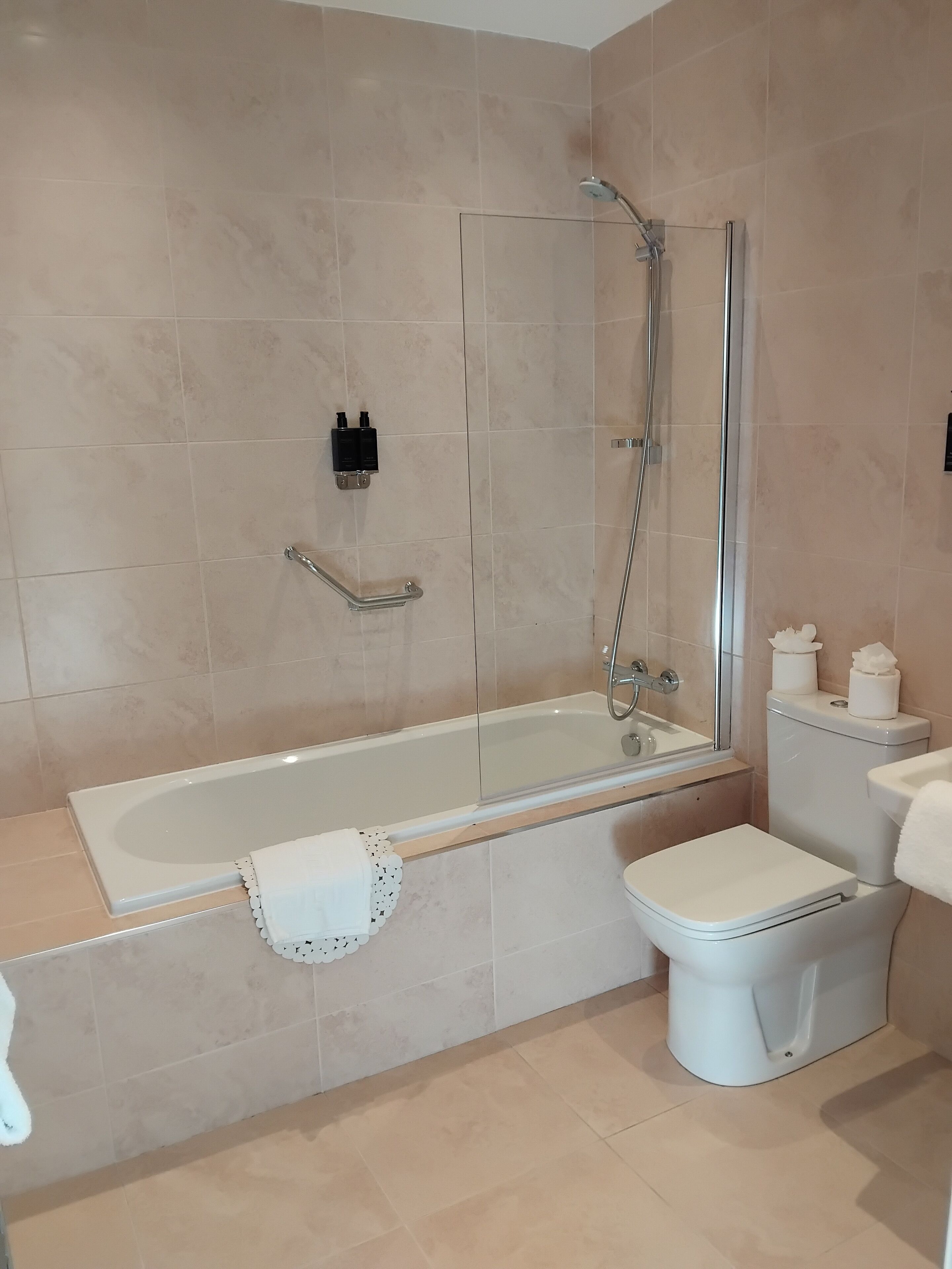 deluxe double room | bathroom | free toiletries, hair dryer, towels, soap