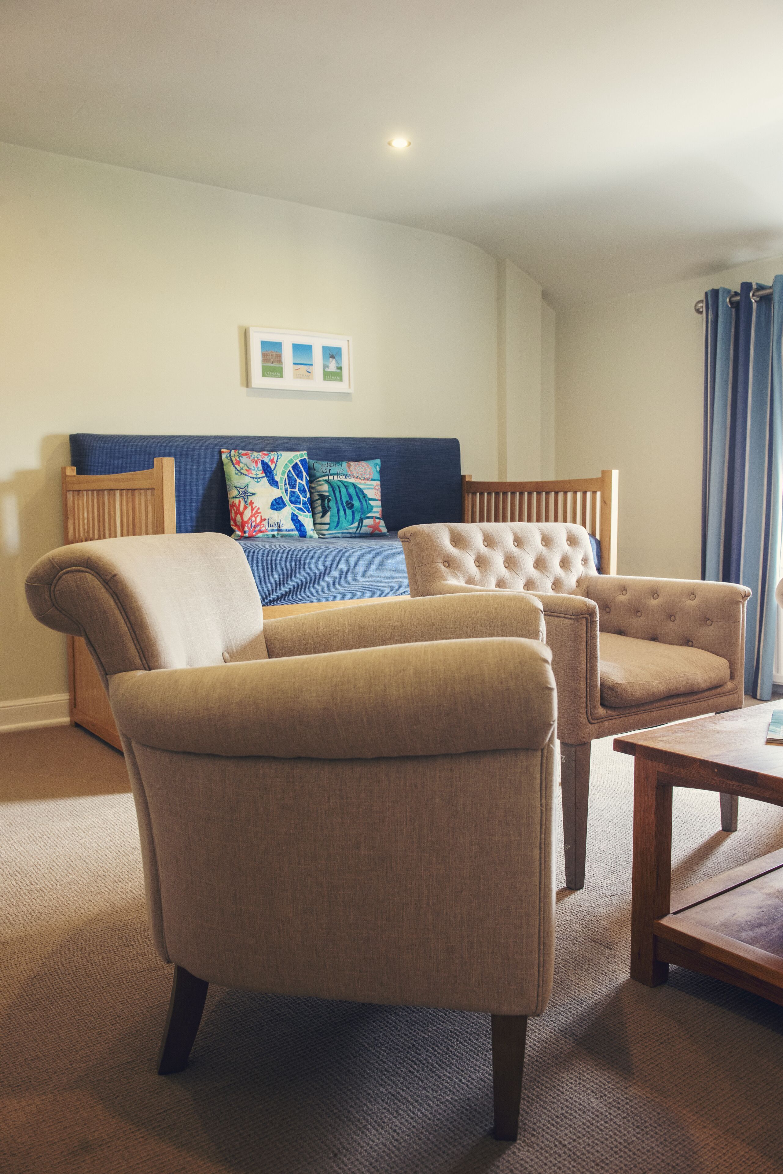 family suite, 1 double bed | living area | tv