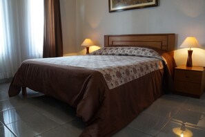 Habitación estándar, no fumadores | Ropa de cama de alta calidad, escritorio, camas supletorias