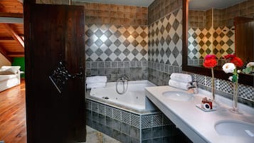 Superior appartement, 1 slaapkamer | Badkamer | Een bad, een bubbelbad, gratis toiletartikelen, een haardroger
