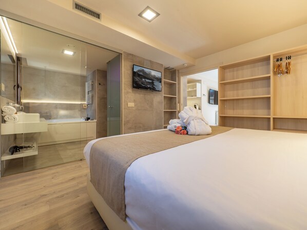 Appartement Deluxe | Salle de bain | Baignoire, baignoire Ă jets, articles de toilette gratuits