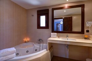 Family Apartment, 2 Bedrooms | Bathroom | Bathtub, jetted tub, free toiletries, hair dryer - Apartamentos Villa de Plan (Plan)
