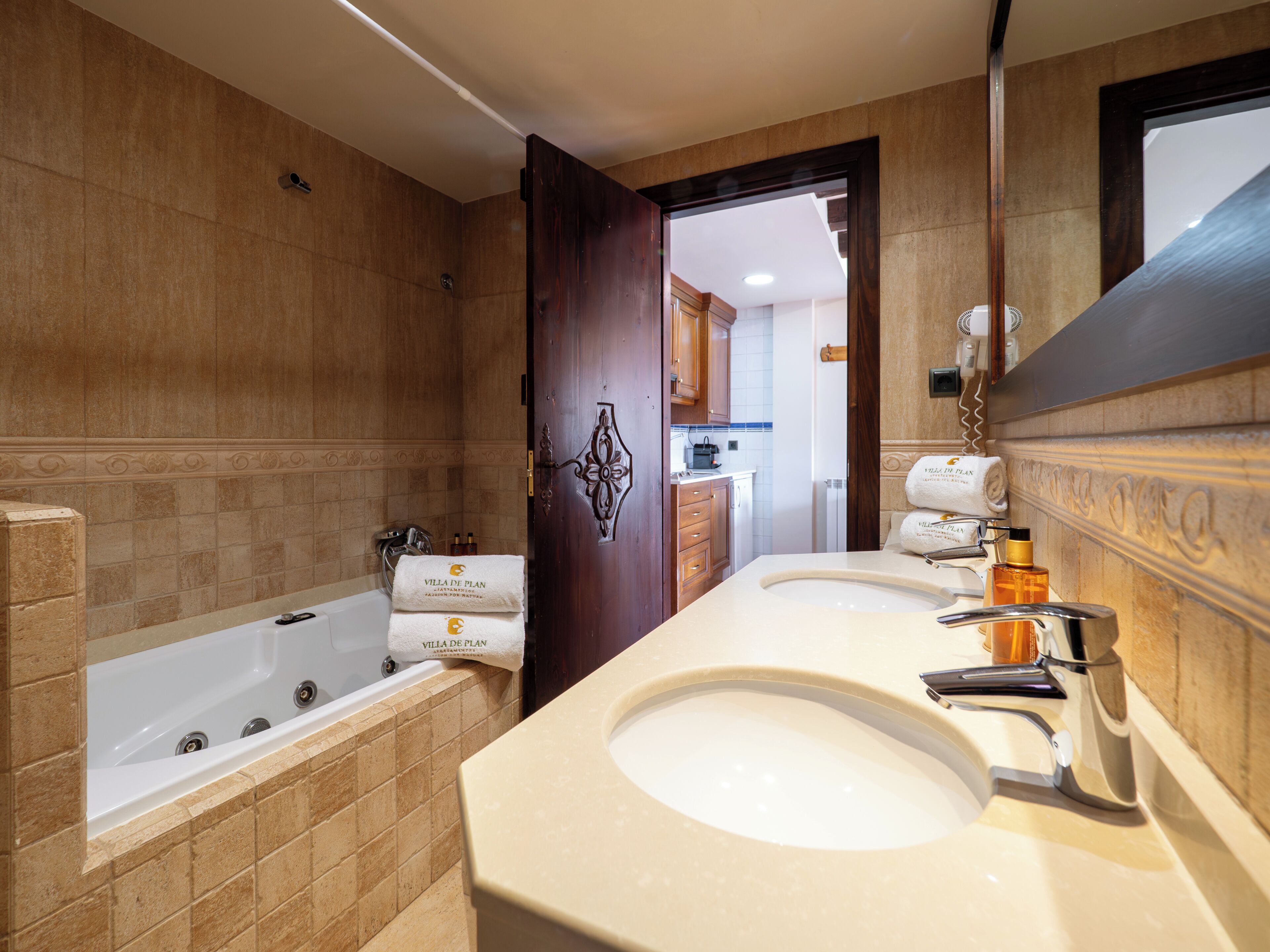 Une salle de bain avec une baignoire, un lavabo et un miroir.