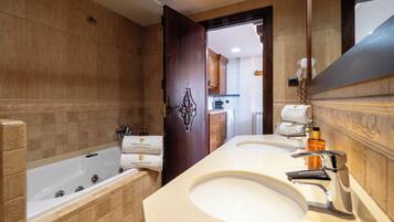 Une salle de bain avec une baignoire, un lavabo et un miroir.