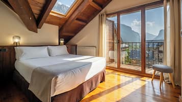 Superior appartement, 1 slaapkamer | Luxe beddengoed, donzen dekbedden, individueel gedecoreerd, een bureau