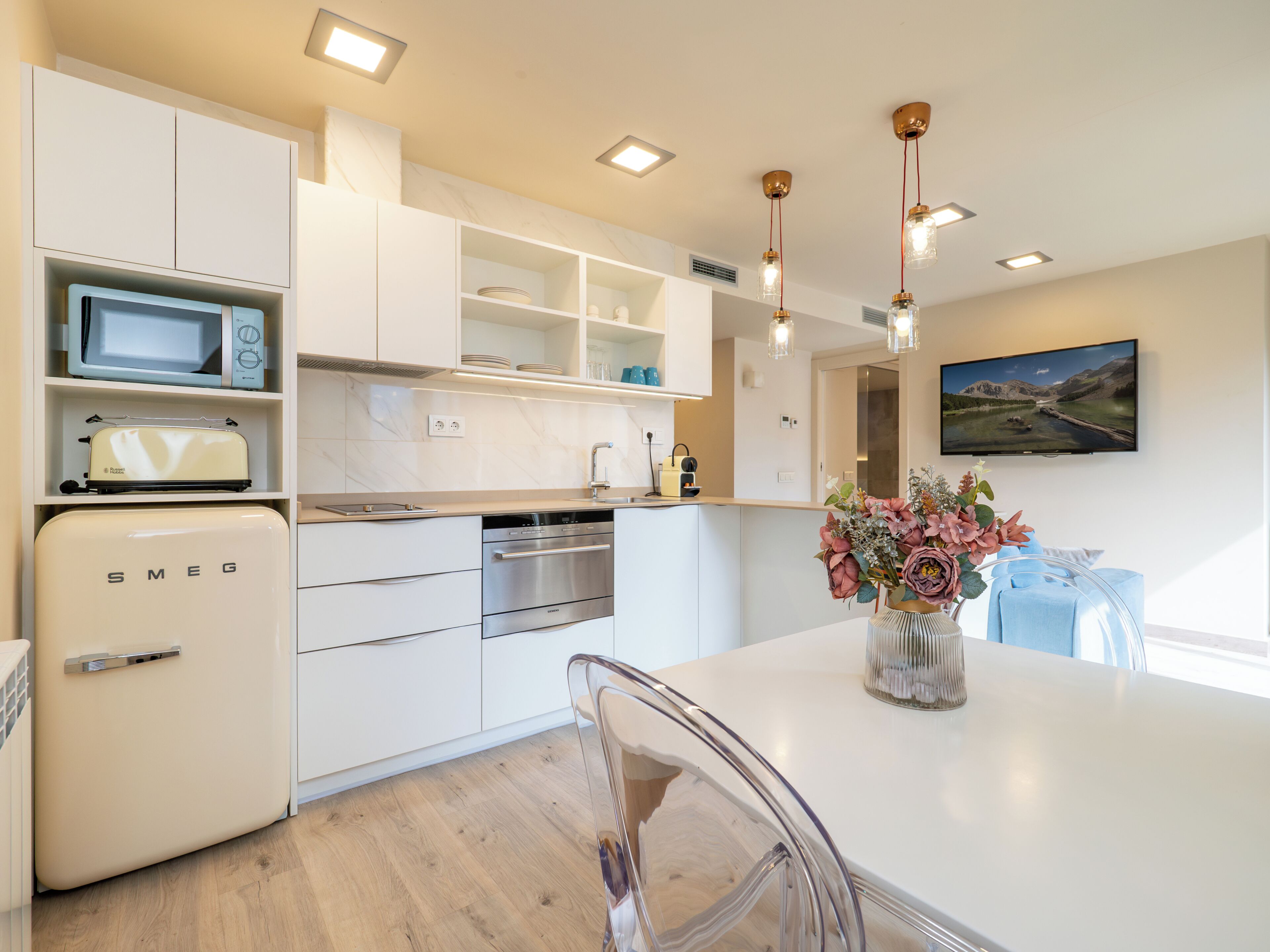 Apartamento Deluxe | Cocina privada | Frigorífico, microondas, placa de cocina y máquina de café espresso