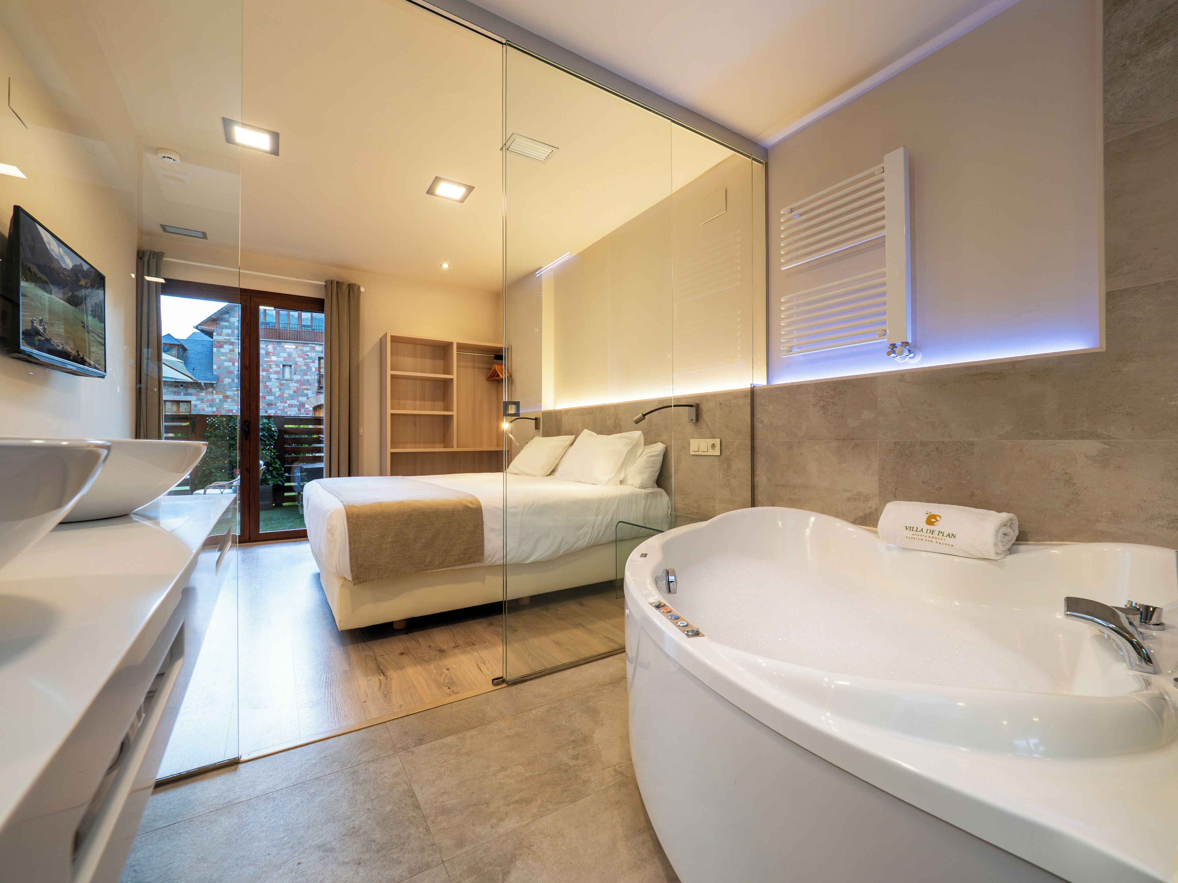 Design appartement | Luxe beddengoed, donsdekens, bedden met traagschuimmatrassen