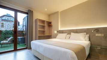 Design appartement | Luxe beddengoed, donzen dekbedden, individueel gedecoreerd, een bureau