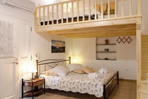 Egyptian cotton sheets, premium bedding, soundproofing - Pension Ageliki (Sifnos)