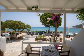 A terrace with outdoor seating, a pool, and a view of the sea. - Pension Ageliki (Sifnos)