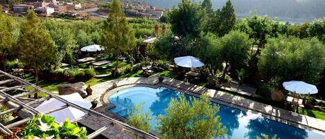 Udendørs pool, parasoller, liggestole