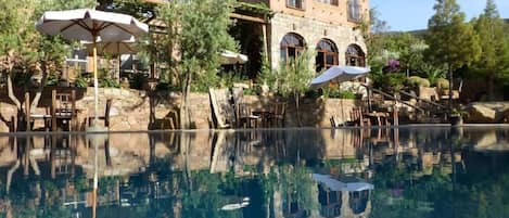 Piscine extérieure, parasols de plage, chaises longues