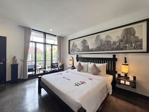 Habitación Premier, 1 cama de matrimonio grande, balcón, vistas a la piscina | Ropa de cama de alta calidad, colchones viscoelásticos, caja fuerte