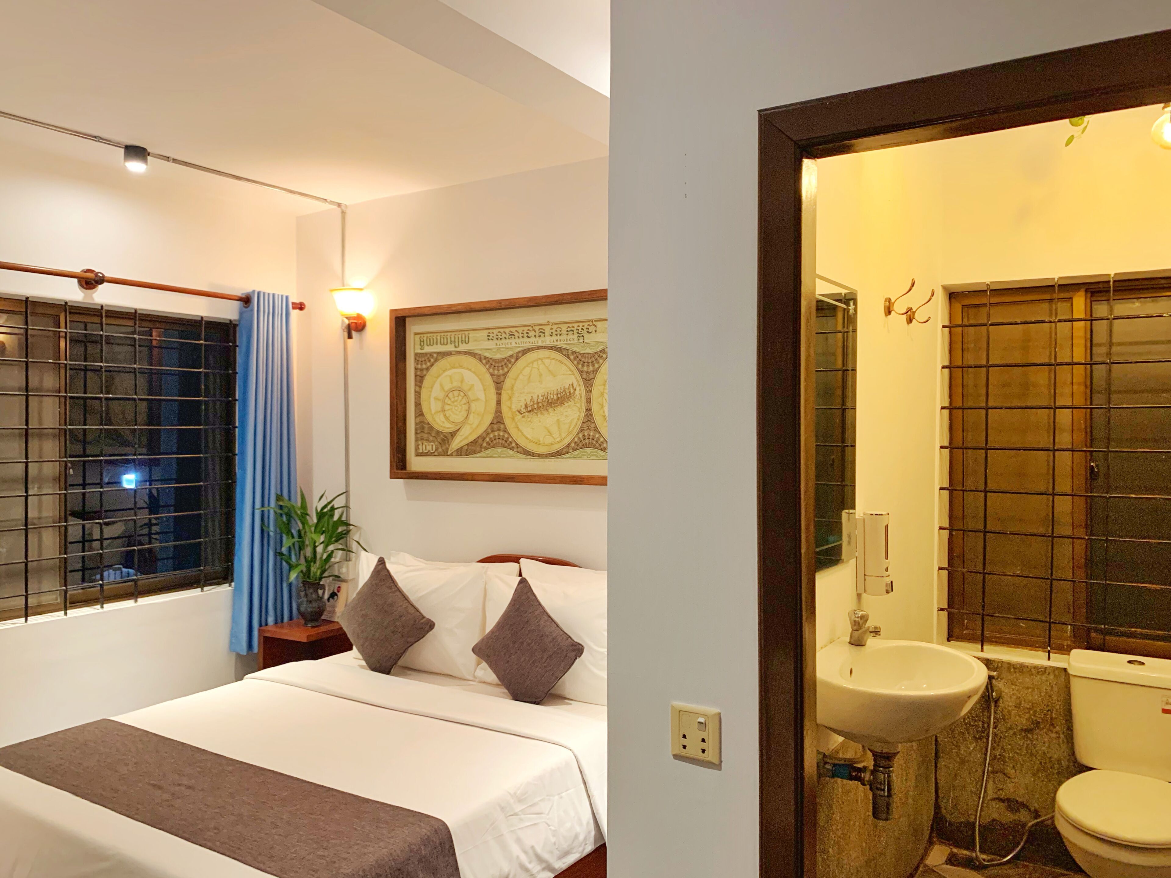 In-room safe, desk, laptop workspace, soundproofing