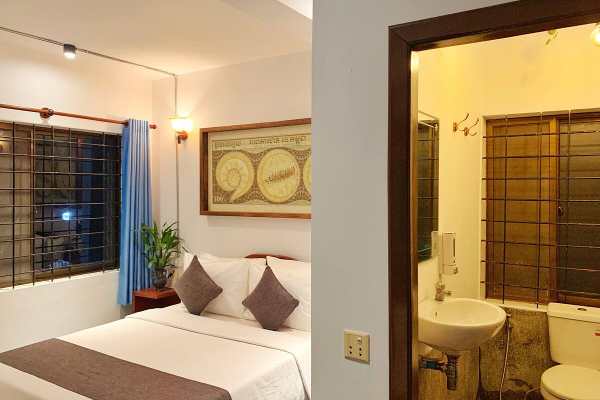 セーフティボックス (室内)、デスク、ノートパソコン用作業スペース、防音設備