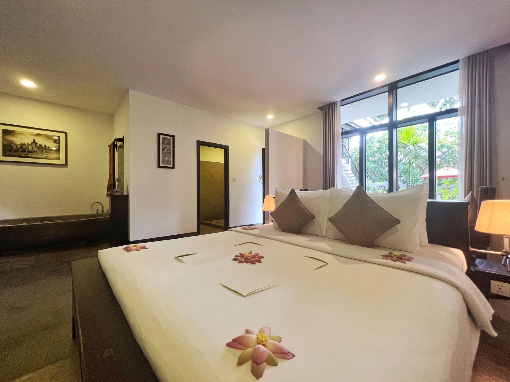 In-room safe, desk, laptop workspace, soundproofing