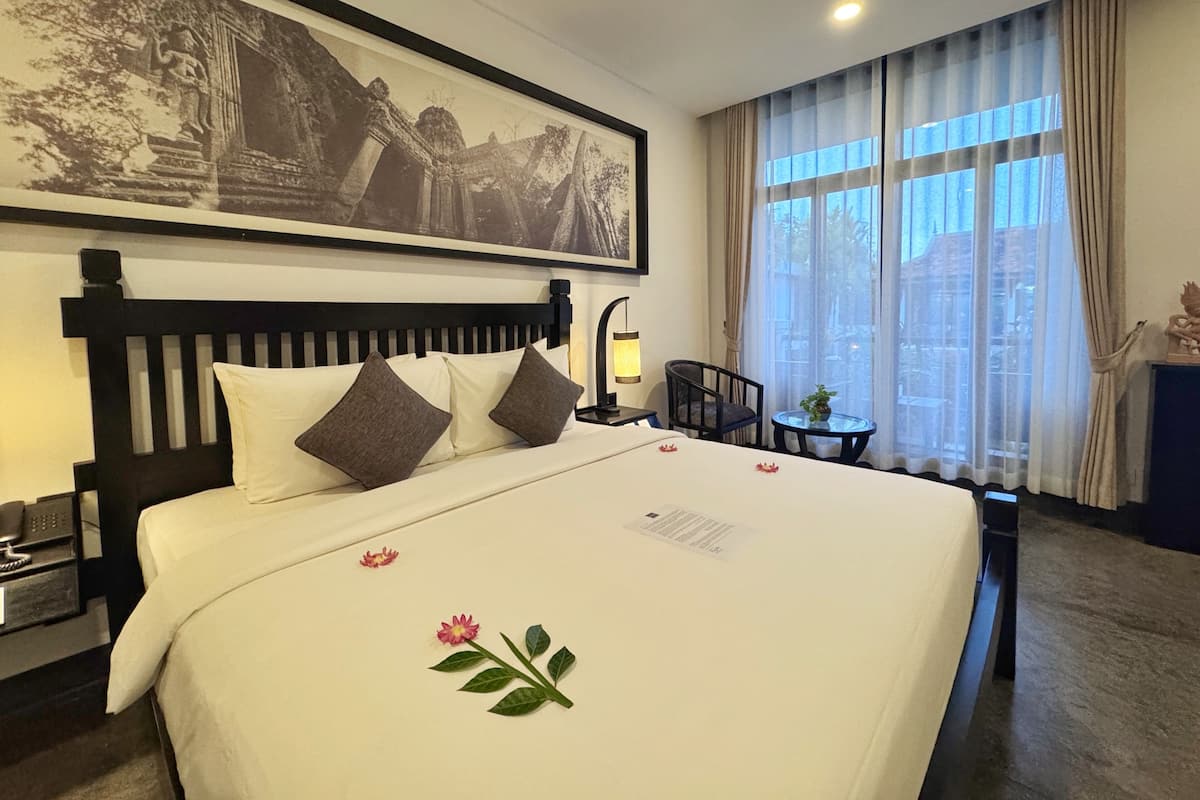 Premier Room, 1 King Bed, Balcony, Pool View | 1 bedroom, in-room safe, desk, laptop workspace