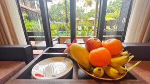 A fruit bowl with apples, oranges, and bananas on a tray. - The Bliss Angkor (Siem Reap)