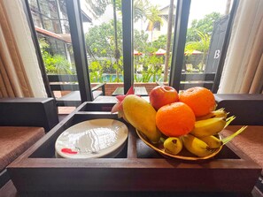 Kamar Double Deluks, di pinggir kolam renang | Brankas, meja kerja, ruang kerja ramah laptop, dan kedap suara