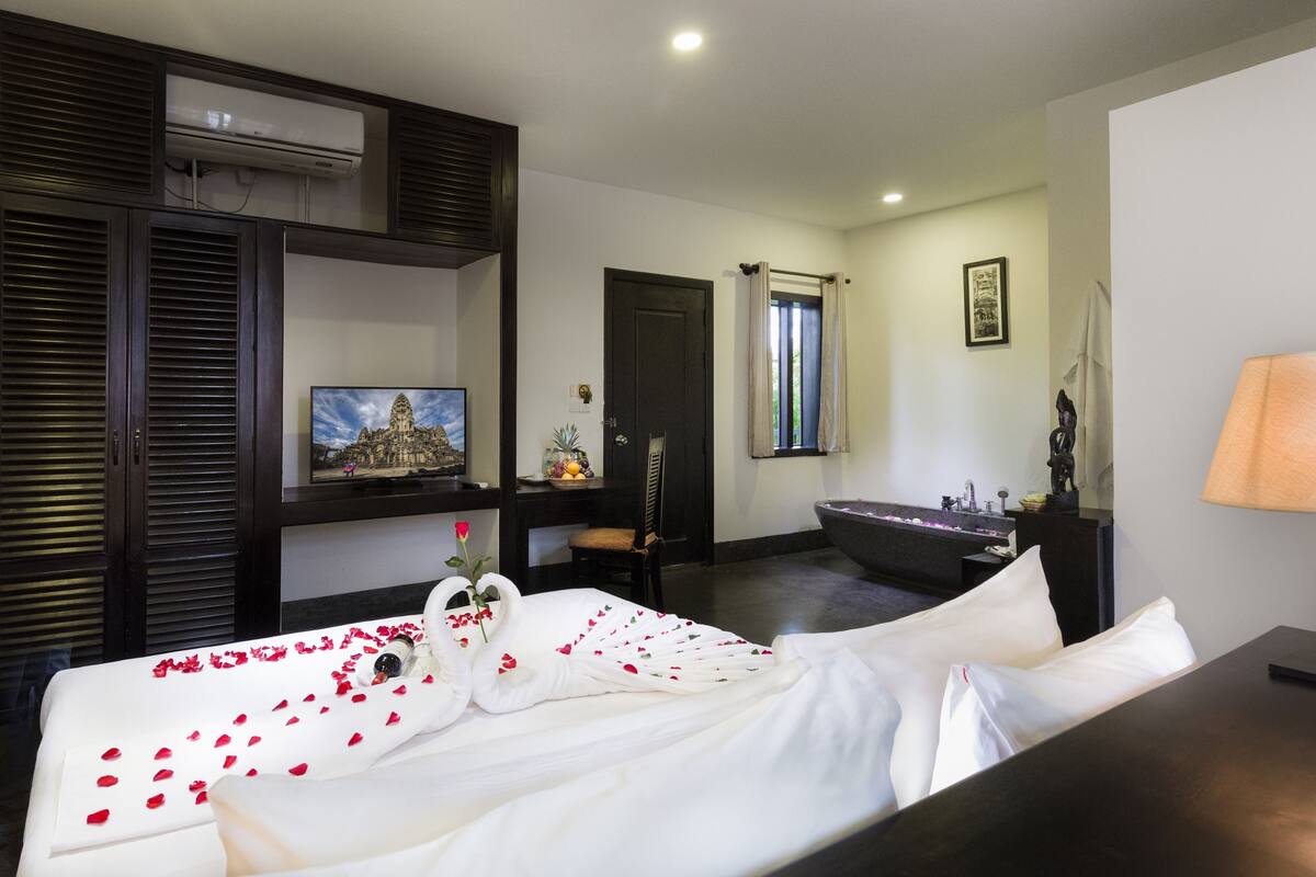 セーフティボックス (室内)、デスク、ノートパソコン用作業スペース、防音設備