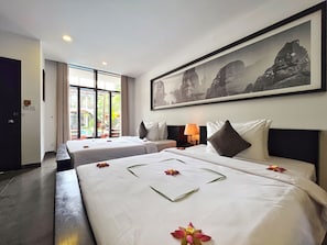 Quarto duplo luxo, 2 camas de casal, ao lado da piscina | 1 quarto, cofres nos quartos, escrivaninha
