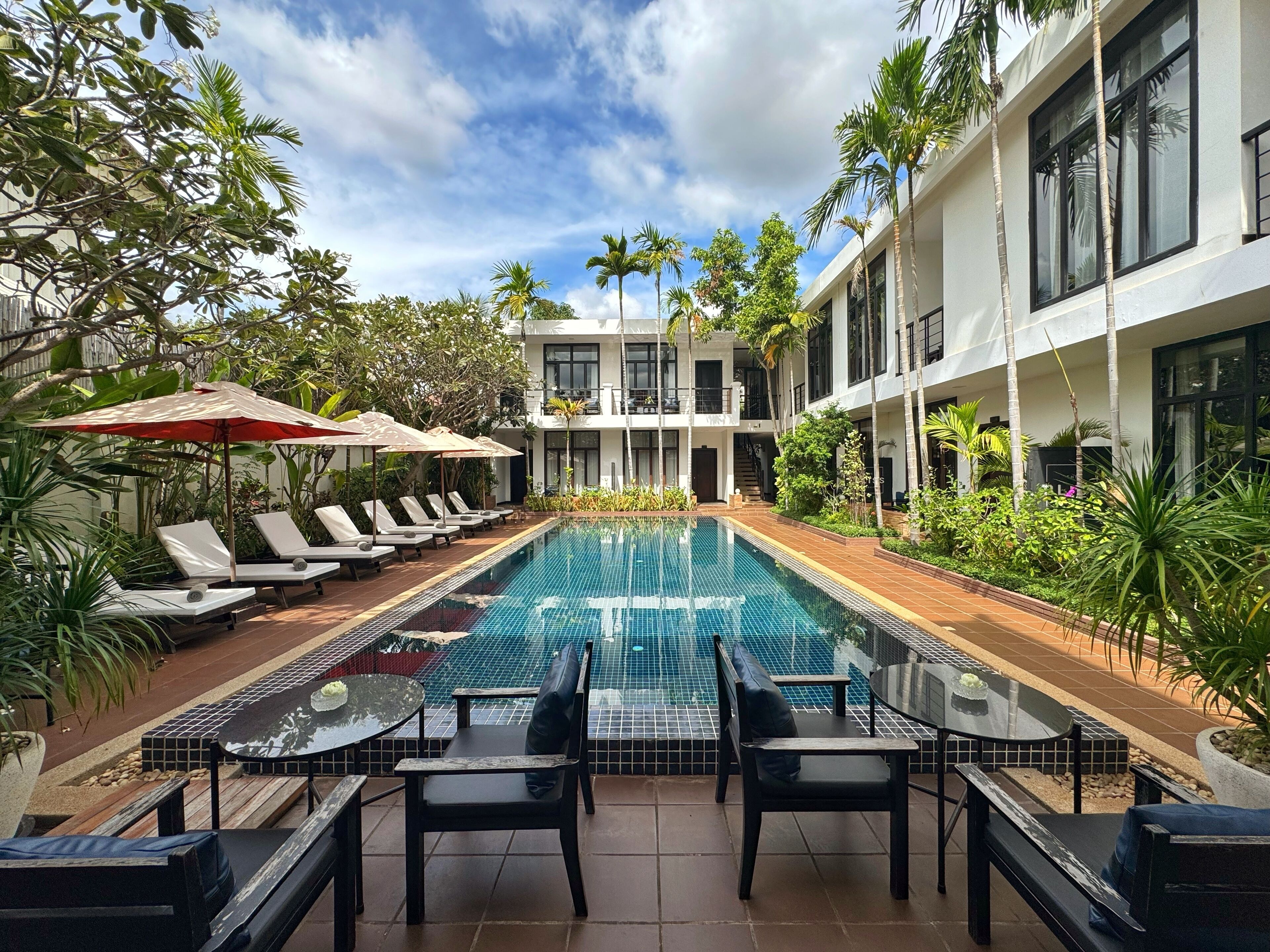 Außenpool, Sonnenschirme, Liegestühle