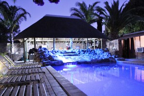 Outdoor pool, sun loungers - Aan Die Oewer Guest House (Graaff-Reinet)