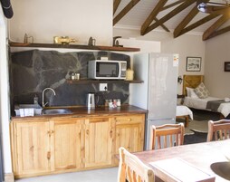 Quarto triplo conforto, 1 quarto, vista para o jardim | Cozinha privada | Chaleira elétrica