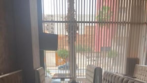 يتم تقديم الإفطار والغداء والعشاء 