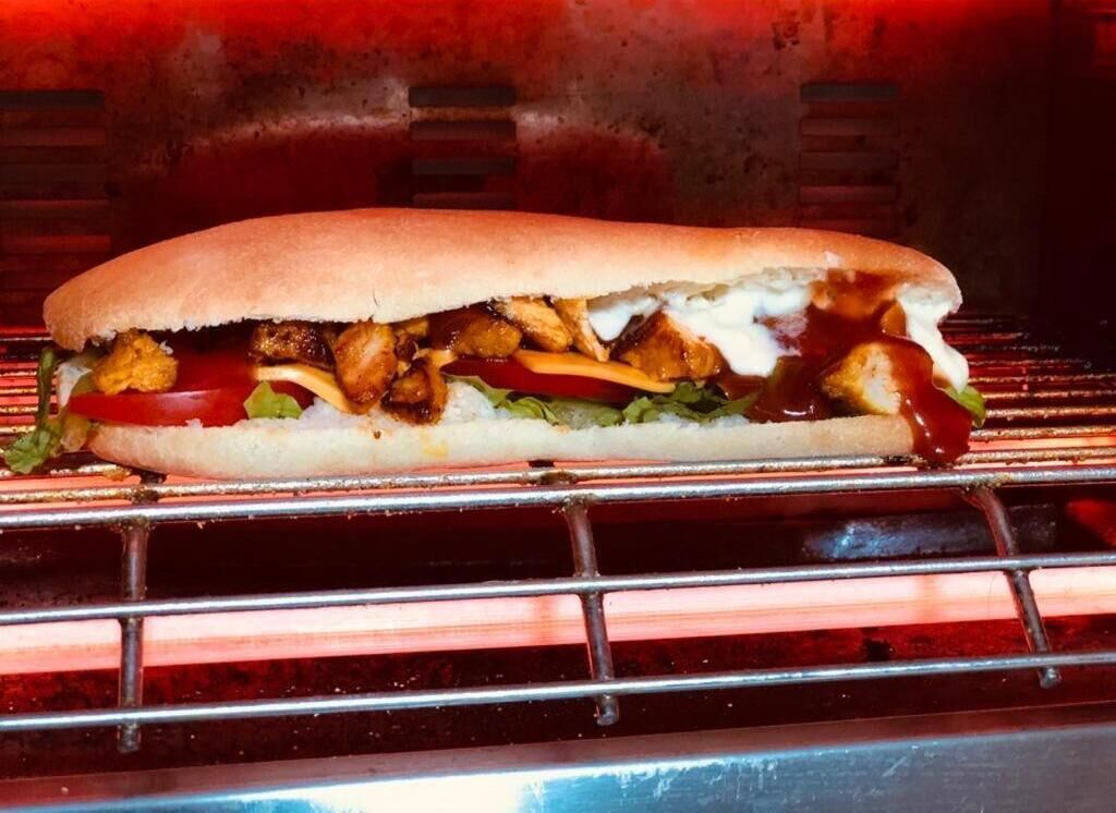 Ein Sandwich auf einem Grill.