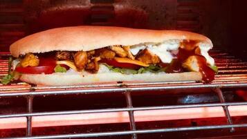 Ein Sandwich auf einem Grill.