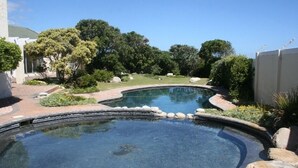 Outdoor pool - Hermanus Whale View Beach House (Hermanus)