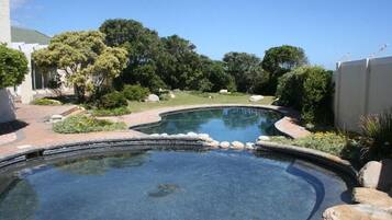 Kolam renang outdoor