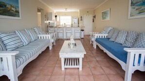 The Apartment (3) | Living area - Hermanus Whale View Beach House (Hermanus)