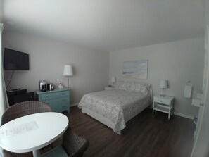 Superior Room, 1 Queen Bed, Private Bathroom, Lake View | Blackout drapes, iron/ironing board, free WiFi, bed sheets - Auberge Marie Blanc (Temiscouata-sur-le-Lac)