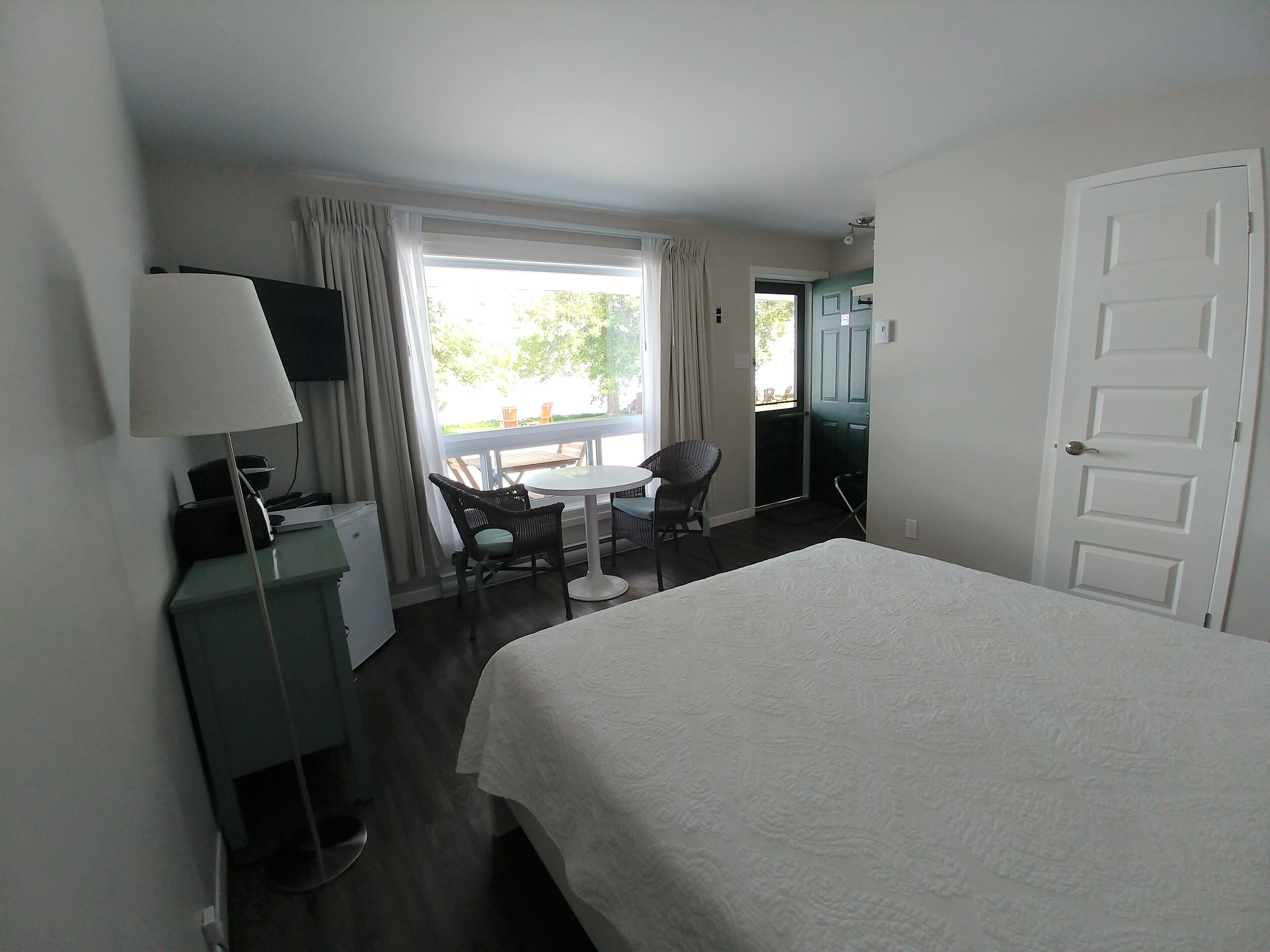 Quarto superior, 1 cama Queen, banheiro privativo, vista para o lago | Cortinas blackout, ferros/tábuas de passar roupa, Wi-Fi de cortesia