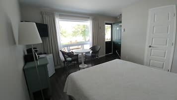 Superior Room, 1 Queen Bed, Private Bathroom, Lake View | Blackout curtains, iron/ironing board (on request), free WiFi